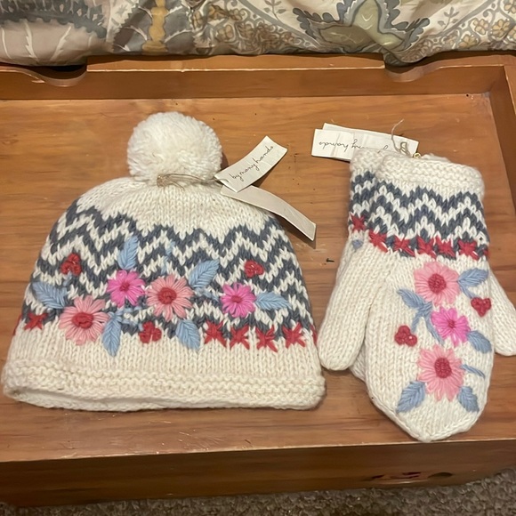 by many hands Accessories - By many hands hat and mittens set new